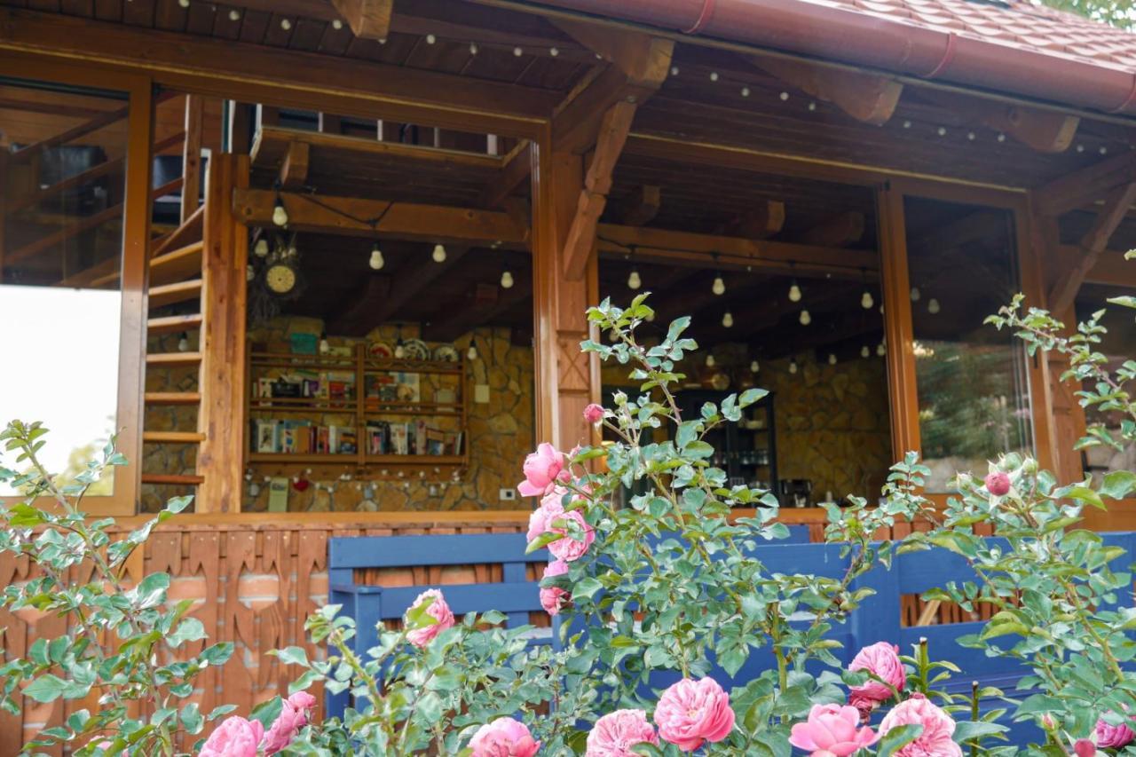 Rose Hip Hill Farm Bed & Breakfast Valea Tirnei Exterior photo