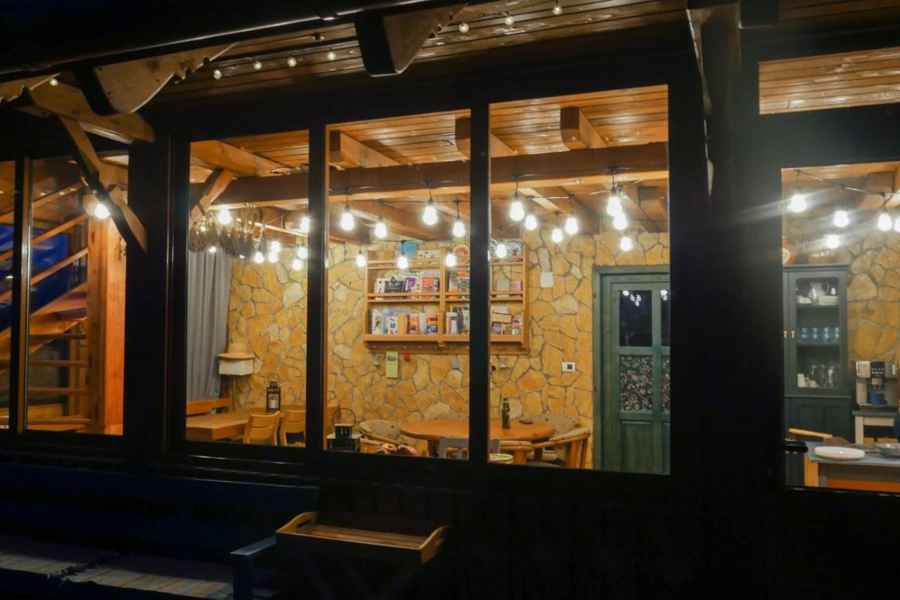 Rose Hip Hill Farm Bed & Breakfast Valea Tirnei Exterior photo