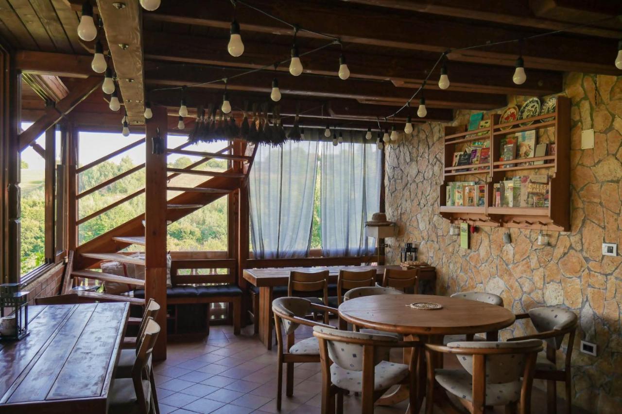 Rose Hip Hill Farm Bed & Breakfast Valea Tirnei Exterior photo